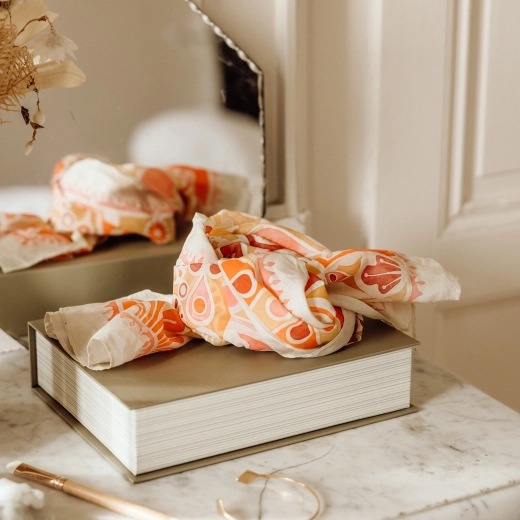 Lichte sjaal met elegant motief