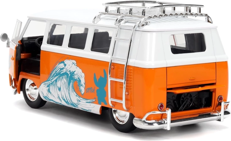 Openende deuren en realistisch interieur