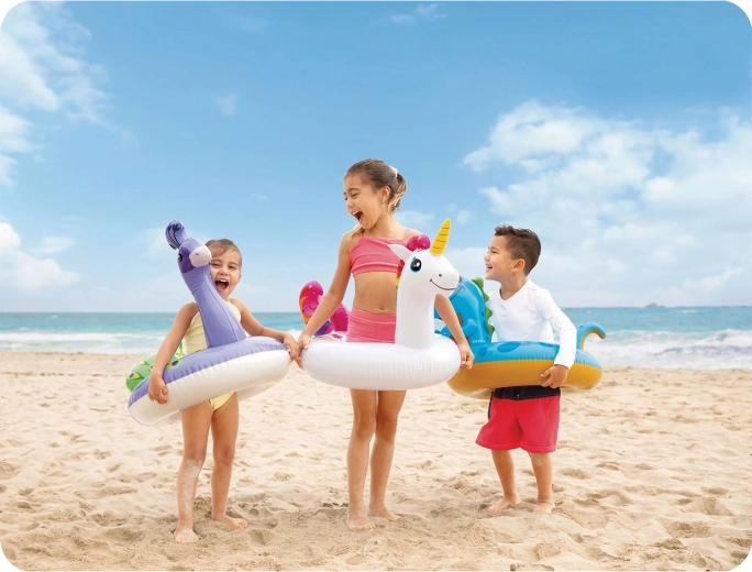 Plezier aan het zwembad en aan zee