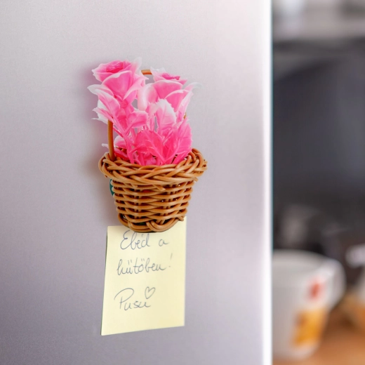 Magnetische decoratie van kunstbloemen in een mandje - 1 stuk