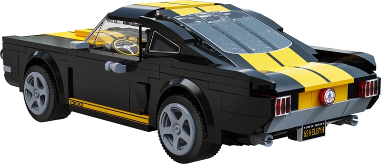 Te openen motorkap en V8‑motordetails