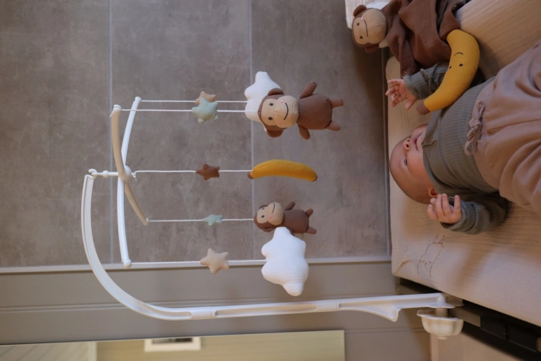 Schattige zachte figuurtjes boven het bedje