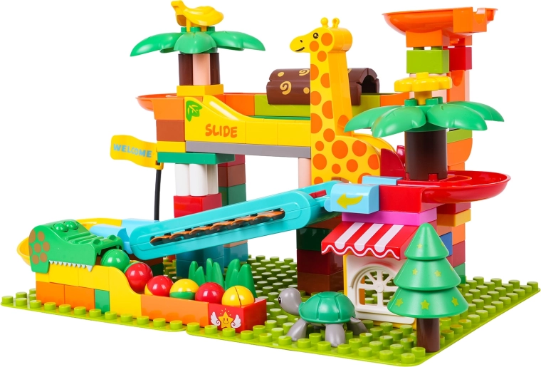 Creatieve knikkerbaan met safari-thema