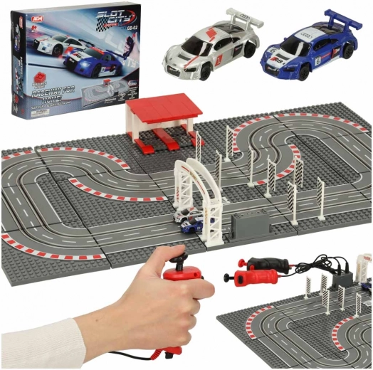 Elektrische racebaan met auto's en controllers