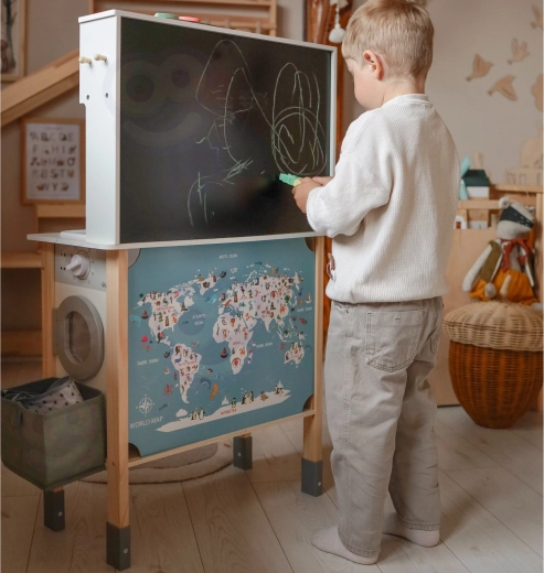 Krijtbord en wereldkaart aan de achterkant
