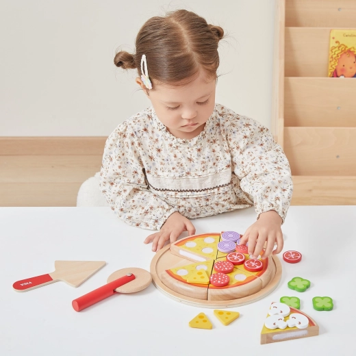 Snijden met een wieltje en serveren met een pizzaschep