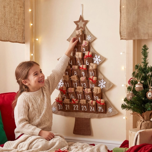 Vilten adventskalender in de vorm van een kerstboom, 85 × 60 cm