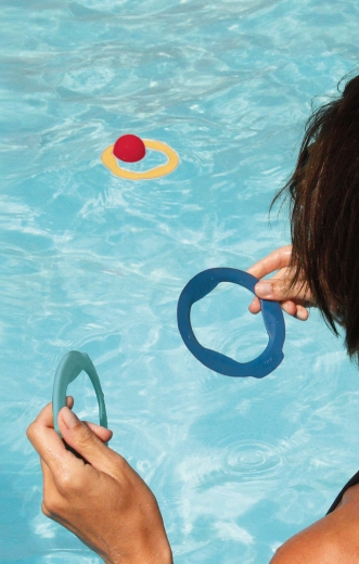Spel voor in het water en op het strand dat blijft drijven