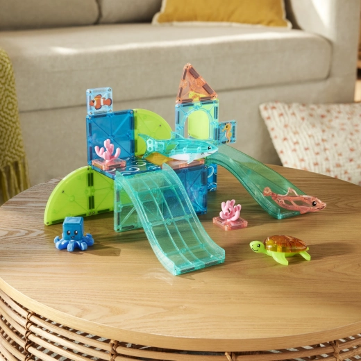 Zeedieren en glijbaan voor spelen met een verhaal