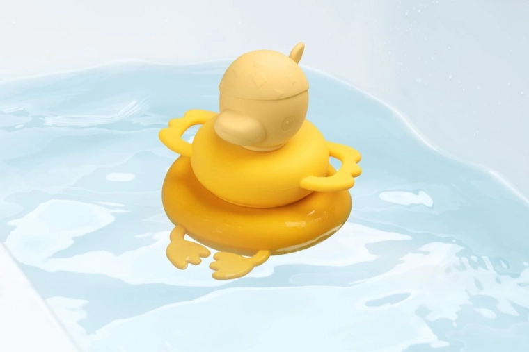 Lilliputiens stapelpiramide van eendje Gaspard voor in het water