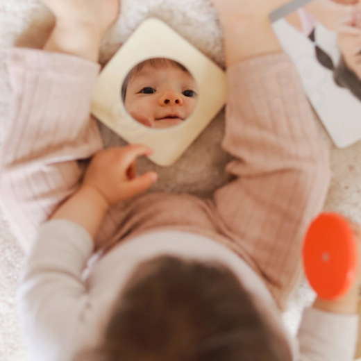 Veilige spiegel voor de eerste zelfontdekking