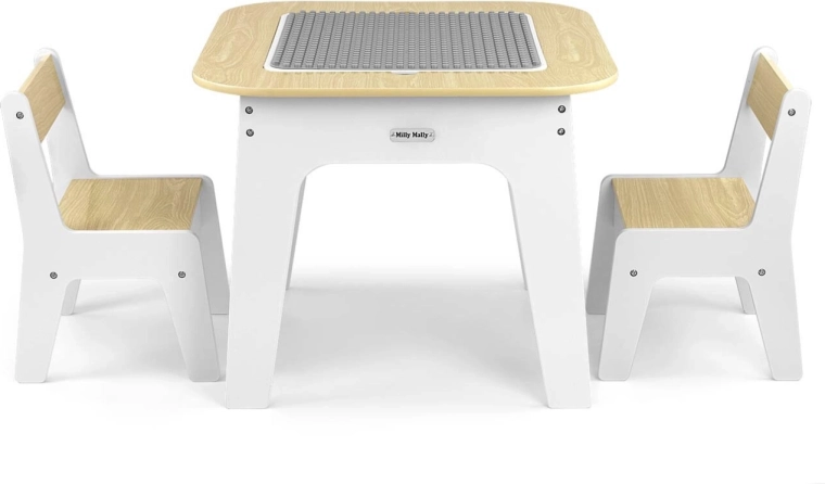 Tafel met twee stoelen