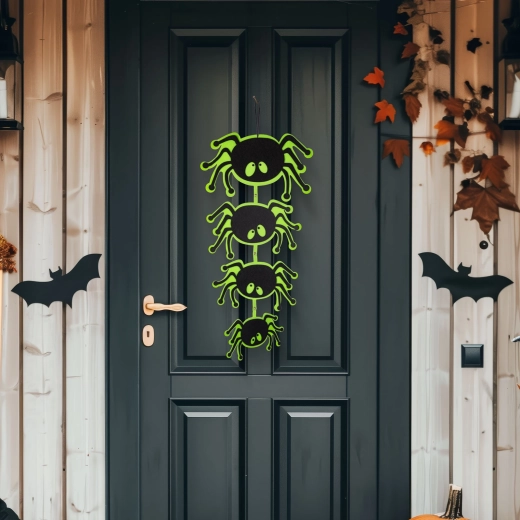 Hangende Halloweenversiering in de vorm van een spin van vilt