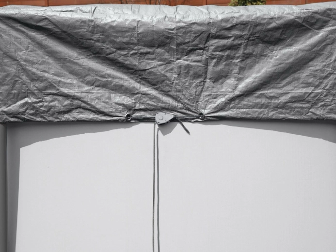 Windbestendige bevestiging met aantrekkoord