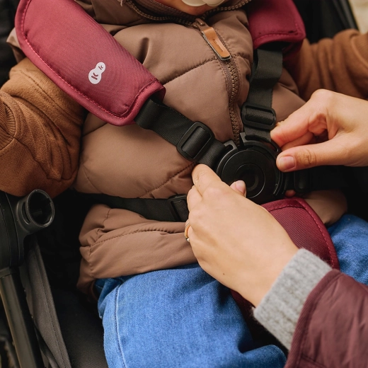 Met één hand inklappen en veilige bevestiging van het kind