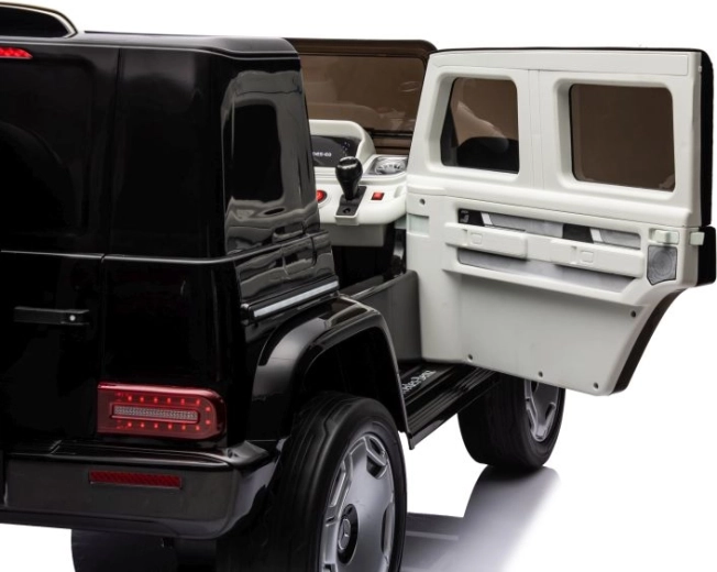 Openende deuren en gedetailleerd interieur