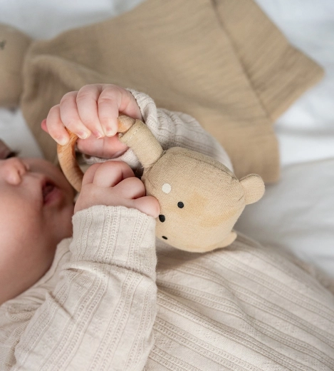 Rammelaar met houten handvat voor kleine handjes