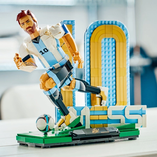 Twee iconische houdingen van Messi