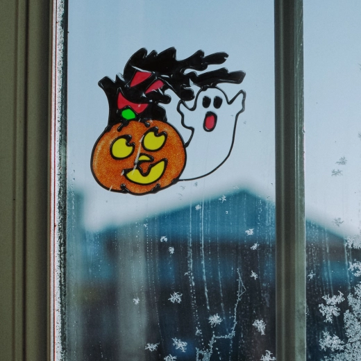 Halloweenraamdecoratie met pompoen en spook