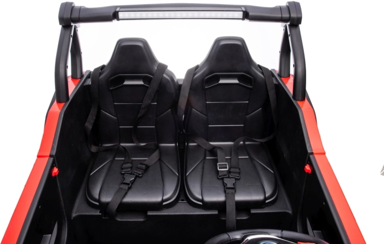 Twee stoelen met gordels voor veilig rijden met z’n tweeën