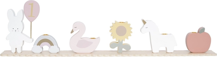Pastelkleurige houten figuurtjes voor een feestelijke tafel