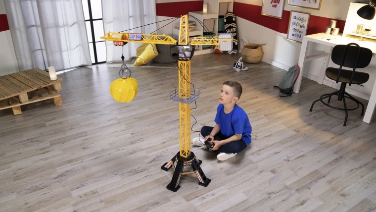 Grote kraan voor spelen op een bouwplaats