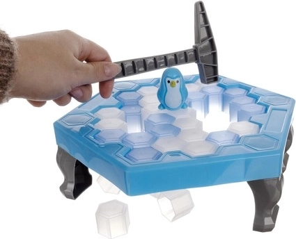 Spannend behendigheidsspel: tik het ijs weg, maar laat de pinguïn niet vallen