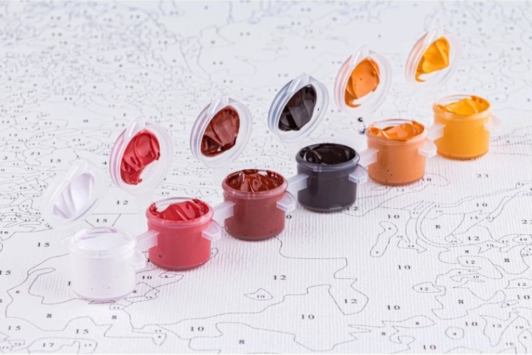 Acrylverf in afsluitbare potjes