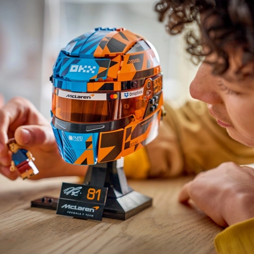Authentieke McLaren-helm met iconische kleuren