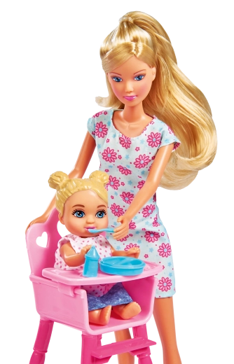 Tijd om te eten in de kinderstoel