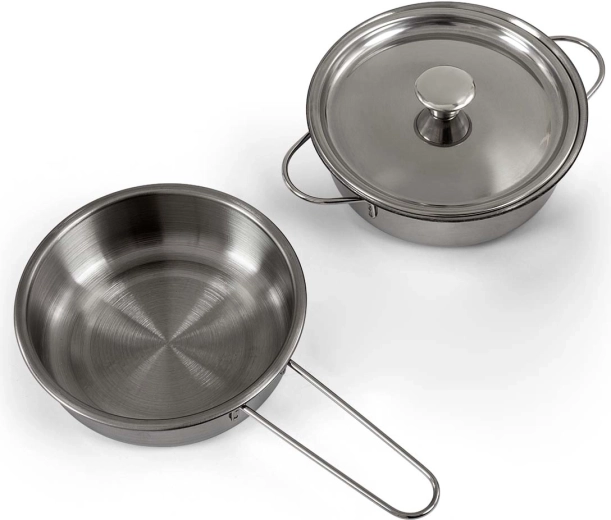 Rijke metalen accessoires en praktische opbergruimte