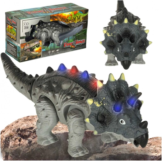 Interactieve triceratops-dinosaurus op batterijen met geluiden en lichtjes