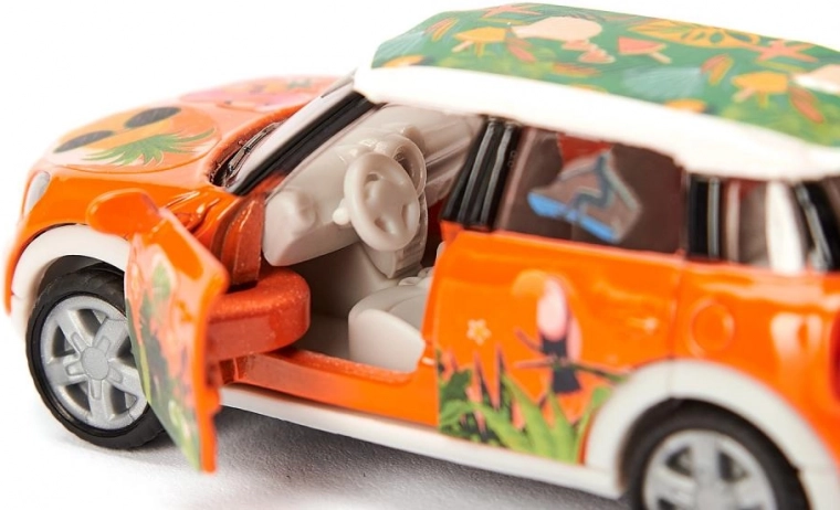 Metalen carrosserie en openslaande deuren