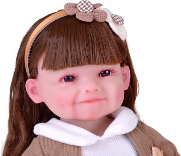 Realistische uitstraling en lieve glimlach