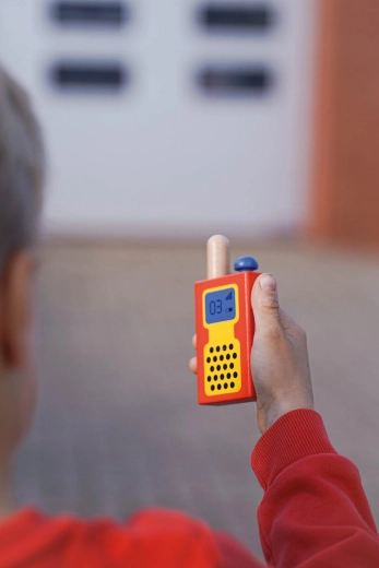 Walkietalkie voor kindercommunicatie tijdens een inzet