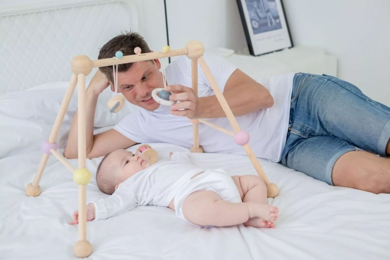2 verwisselbare hangspeeltjes voor de ontwikkeling van je baby