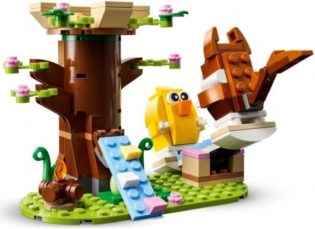 Lentescène met dieren en een boomhut