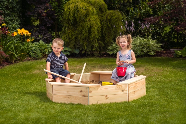 Ruime houten zandbak voor in de tuin