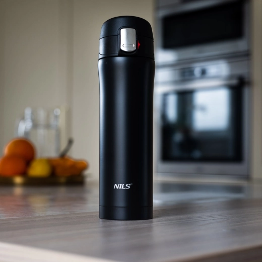 Veilig deksel met vergrendeling en knop