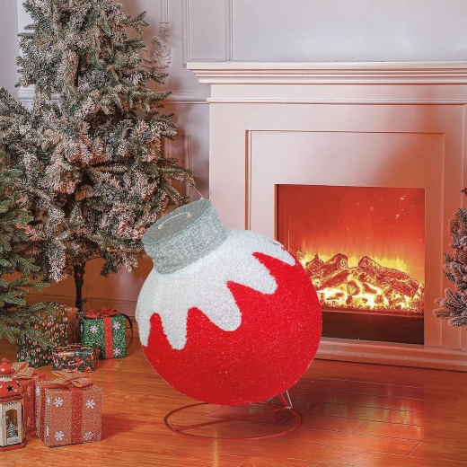 Opvallende decoratie in de vorm van een kerstbal