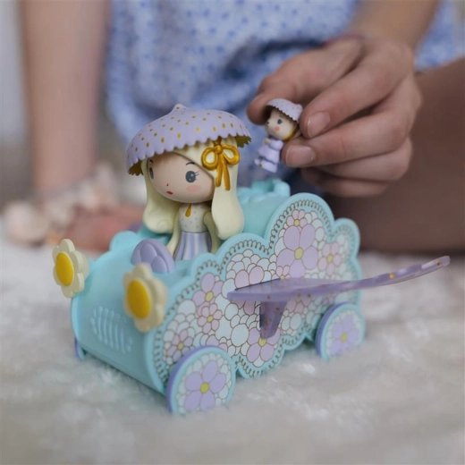 Wolkautootje met bloemenversiering