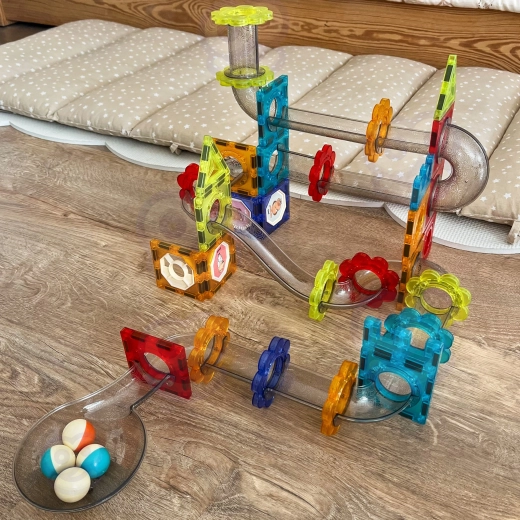 Transparante buizen en trechters voor een dynamische rit