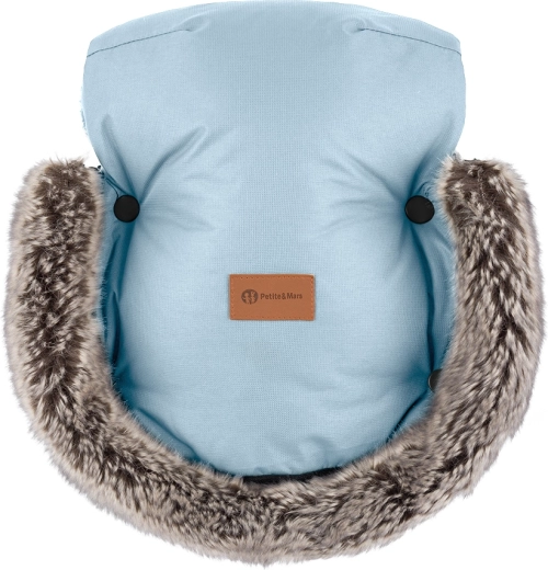 Warme handen aan de duwstang van de kinderwagen