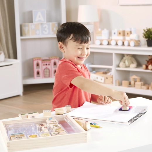 Alles netjes in een houten tray + kleurpotloden om in te kleuren