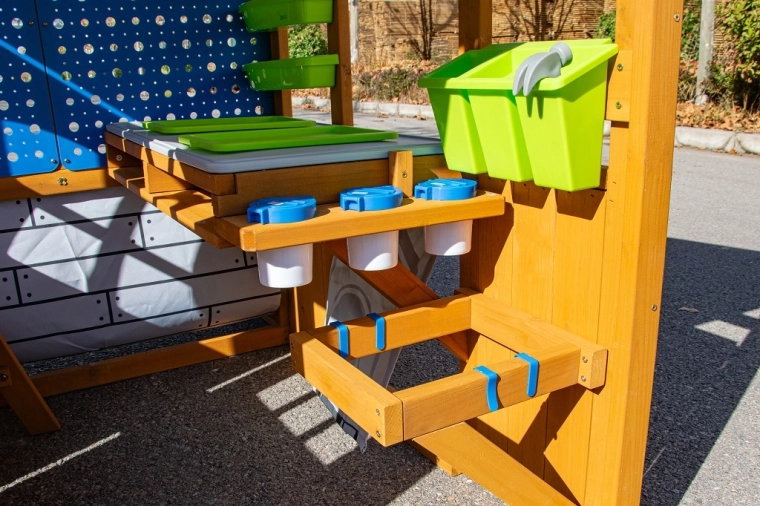 Werktafel en opbergsystemen voor orde tijdens het spelen