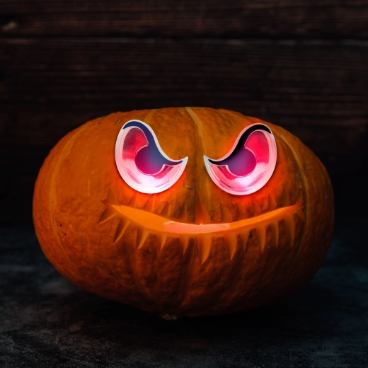 Halloween-griezelogen met rood ledlicht op batterijen
