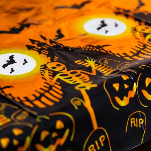 Halloween-tafelkleed met aluminiumlook 137 × 183 cm – grafsteen