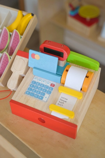 Houten kinderkassa voor winkeltje met scanner