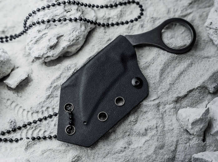 Draagwijze om de nek: Kydex-schede en kogelketting