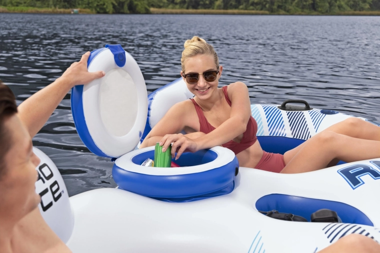 Koelbox en bekerhouders altijd binnen handbereik